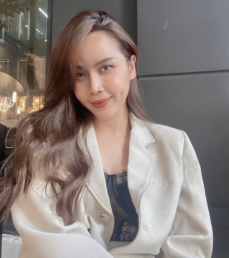 Đầu tháng 5/2023, Lưu Hương Giang gây xôn xao khi chuẩn bị cho ra mắt ca khúc mang tên Mất anh em tìm thấy lại chính mình. Tên bài hát khiến nhiều người liên tưởng và không khỏi cảm thấy tò mò về tình trạng hôn nhân cũng như đời tư của nữ ca sĩ trong hiện tại. 
