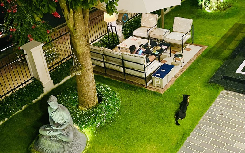 Ở tuổi 35, diễn viên Quốc Trường có nhiều thứ bao người mơ ước: Sự nghiệp thành công, là ông chủ của một chuỗi nhà hàng, giàu có, đẹp trai, sống trong nhà 45 tỷ ở thành phố và cơ ngơi 35 tỷ ở quê. Điều anh thiếu chỉ là một cô vợ! 